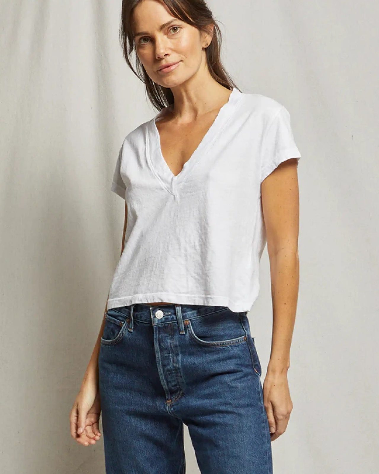 PERFECT WHITE TEE – ALANIS COTTON V-NECK TEE