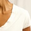 ⁦PERFECT WHITE - V NECK TEE- ALANIS⁩ – תמונה ⁦3⁩