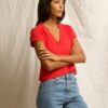 ⁦PERFECT WHITE – V NECK TEE- ALANIS⁩ – תמונה ⁦2⁩