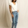 ⁦PERFECT WHITE - V NECK TEE- ALANIS⁩ – תמונה ⁦2⁩